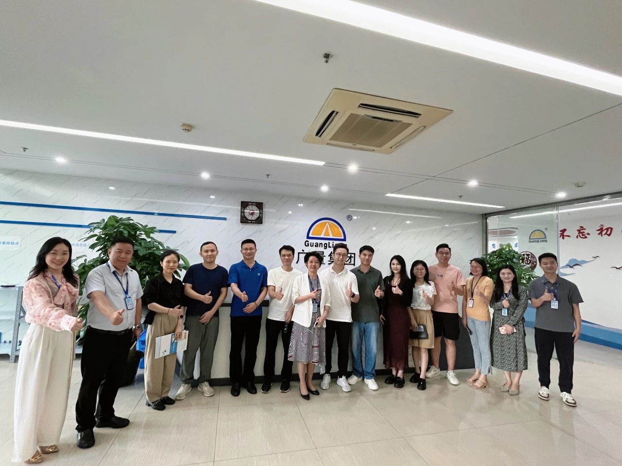 东莞南城都会更新中心携企业考察团莅临j9数字站集团旅行交流