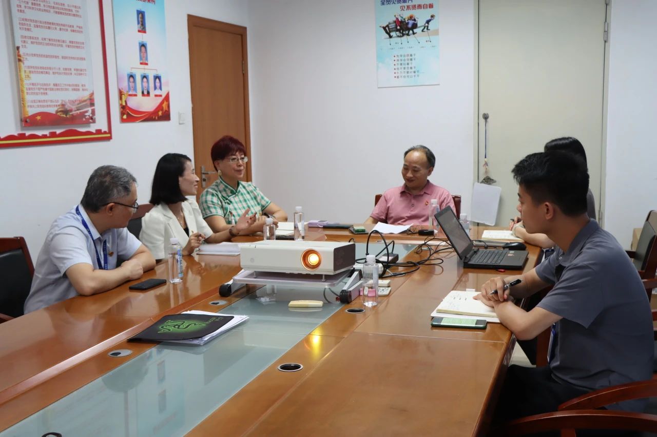 党旗飘扬，共庆绚烂